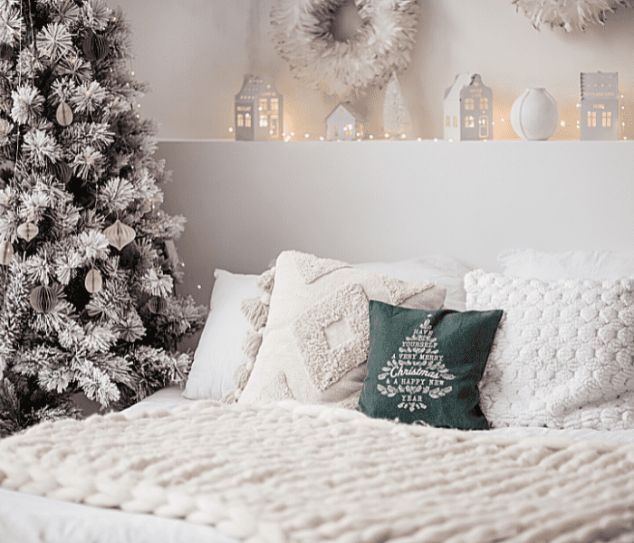 21 Insanely Cute Christmas Dorm Decorations You Definitely Want in Your Room This Year